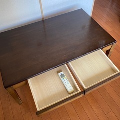 テーブル、引き出し付きの画像