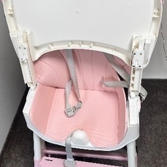 授乳用のベビーハイチェア。の画像