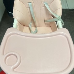 授乳用のベビーハイチェア。の画像