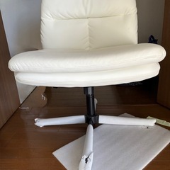 SKYE デスクチェア アームレス オフィスチェア ホイール なし パソコンチェア クロスレッグ 椅子 ワイド ホームオフィス デスクチェア 高さ調節可能 回転PUレザー (White)の画像