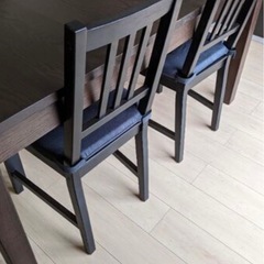 IKEAのダイニングテーブルの画像