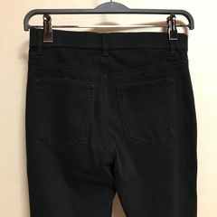 ユニクロ　黒　M  スキニーパンツの画像