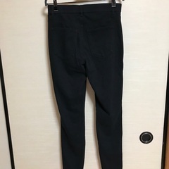 ユニクロ　黒　M  スキニーパンツの画像