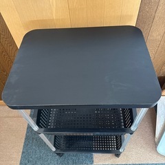 キャスター付き収納棚の画像