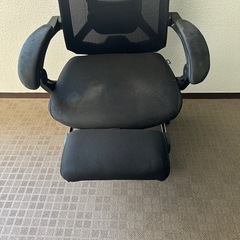 【当日譲渡可能な方優先】
オフィスチェア黒フットレスト付きの画像