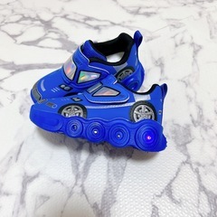 【美品・新品未使用】15.5cm歩くたび光り輝く！男の子車デザインスニーカーの画像