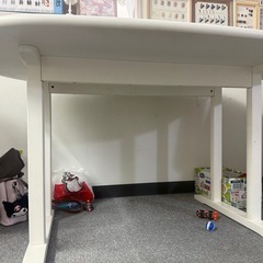 白テーブルの画像