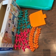 白いジャングルジムの画像