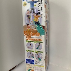 白いジャングルジムの画像