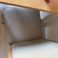 テーブル＋椅子にそ二足の画像