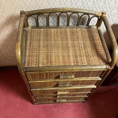 引き出し付き棚の画像