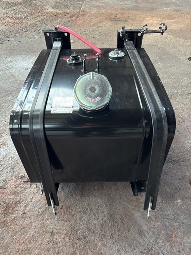 トラック　
燃料タンク100リットル