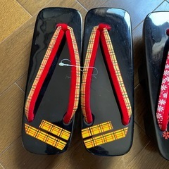 新品未使用　訳あり　黒い下駄 チェック柄 花柄　長さ23cm幅8cm 鼻緒から踵まで18.７cm 訳あり　2足セット 和装小物 浴衣　女性用　レディースの画像