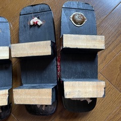 新品未使用　訳あり　黒い下駄 チェック柄 花柄　長さ23cm幅8cm 鼻緒から踵まで18.７cm 訳あり　2足セット 和装小物 浴衣　女性用　レディースの画像