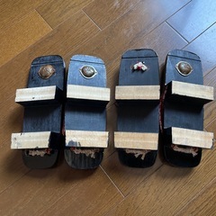新品未使用　訳あり　黒い下駄 チェック柄 花柄　長さ23cm幅8cm 鼻緒から踵まで18.７cm 訳あり　2足セット 和装小物 浴衣　女性用　レディースの画像