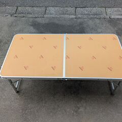 キャンプ用品　テーブル　クーラーボックスの画像