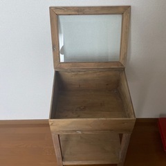 アンティーク風キャビネットの画像