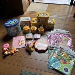 可愛い缶、巾着袋などの画像