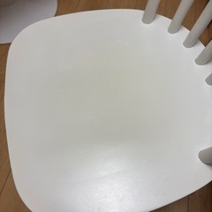白いイスの画像