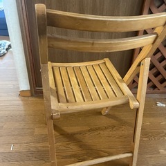 木製折り畳み椅子の画像