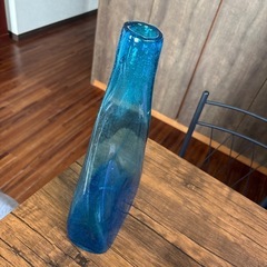 琉球ひねりガラス花瓶の画像