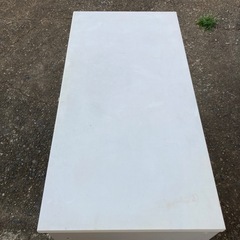 白い勉強机の画像
