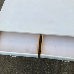 白い勉強机の画像