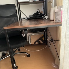 机と椅子の画像
