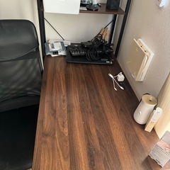 机と椅子の画像