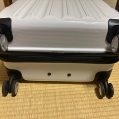 キャリーケース Mサイズ ホワイトの画像