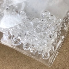 無料【未開封】きらきらぷんぷん丸　ボタンカット水晶　50粒入りの画像