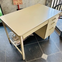 事務デスク　アイボリー、鍵付きの画像
