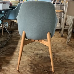 1脚¥5,500-🌈おしゃれ🌷汚れ•傷あり💦1人用チェア🪑ダイニングチェア肘掛け付きチェアヴィンテージインテリア椅子イスいすチェア水色•肌色　の画像
