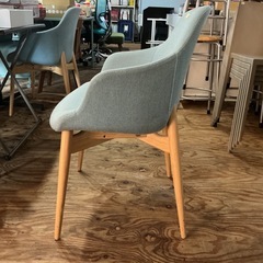 1脚¥5,500-🌈おしゃれ🌷汚れ•傷あり💦1人用チェア🪑ダイニングチェア肘掛け付きチェアヴィンテージインテリア椅子イスいすチェア水色•肌色　の画像