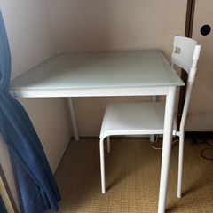 白透明な机と椅子2脚の画像