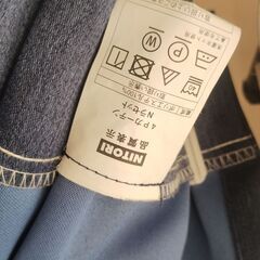 青いカーテン（2枚）の画像