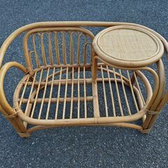 中古 軽量です ラタン製　椅子　ミニテーブル付きの画像