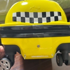 乗るスーツケースの画像