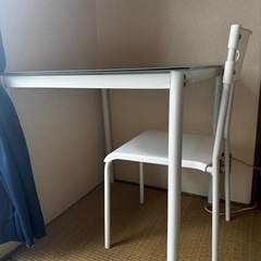 白テーブル椅子2脚セットの画像
