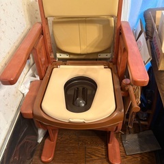 家具調のポータブル介護トイレの画像