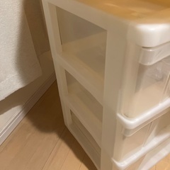 3段引き出し押入収納と衣装ケース2個の画像