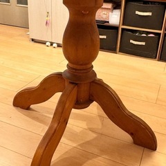 高級感のあるおしゃれな円テーブルの画像