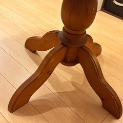 高級感のあるおしゃれな円テーブルの画像