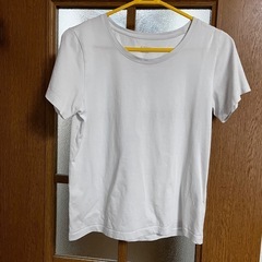 UNIQLO Tシャツの画像