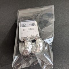 【未使用品】エンボス加工 ワイドフープピアス シルバーの画像