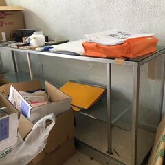 オフィス用品　劇場用3連椅子　椅子　小冷蔵庫　ガラスケースの画像