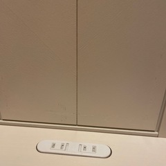 引き出し、コンセント付きのミニテーブルの画像