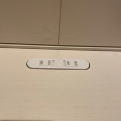 引き出し、コンセント付きのミニテーブルの画像
