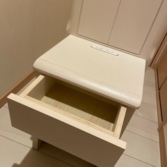 引き出し、コンセント付きのミニテーブルの画像