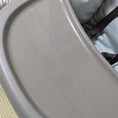 【美品】コンビ ネムリラ 手動ハイローチェア　テーブル付き（多少の使用感あり）
の画像